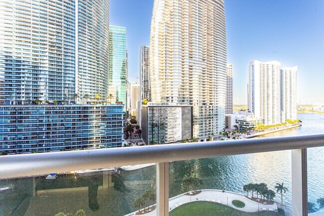 Foto del edificio - 475 Brickell Ave