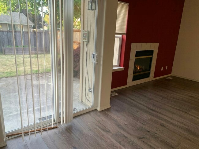 Foto del edificio - 1367 NE Birkshire Ct