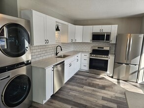 Building Photo - 126 W 15th Ave