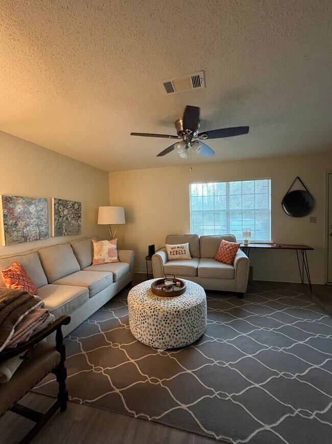 El estudio incluye sofá, sofá de dos plazas, silla y televisor. - 117 Michael Dr