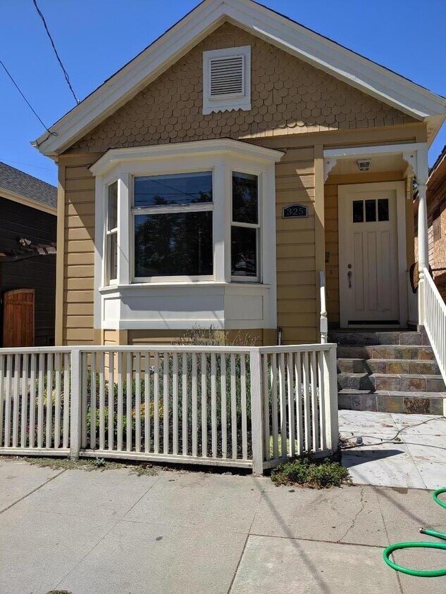 Primary Photo - 325 W St John St