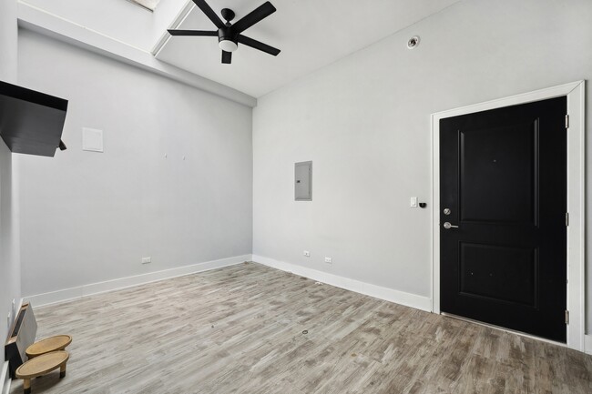 Building Photo - 1572 N Milwaukee Ave