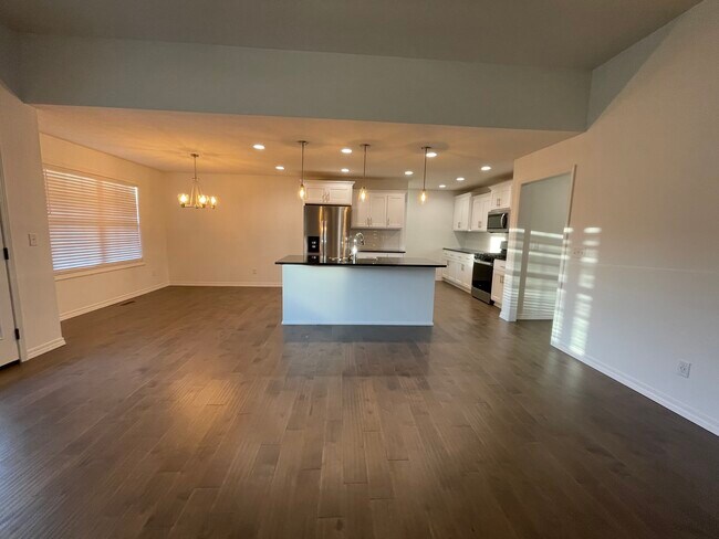 Building Photo - 679 N Montego St