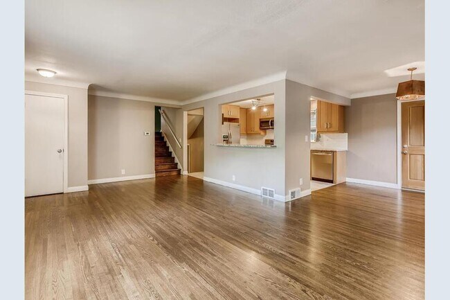 Building Photo - 780 Sextant Ave W