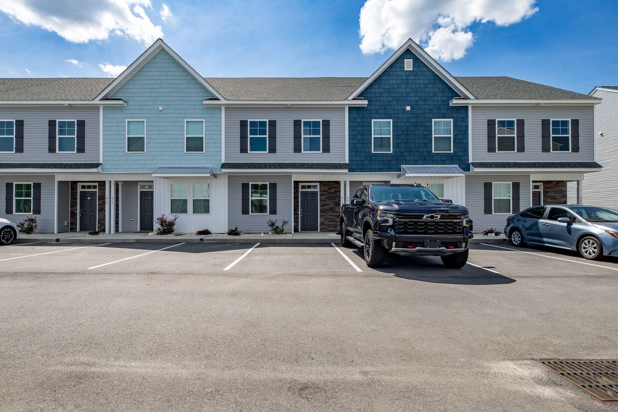 Foto principal - Move In Special! 3 Bedroom Townhome each w...