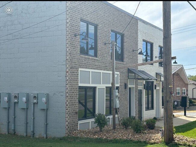 Foto del edificio - 2 Bedroom / 1 Bath Apt. Upstairs  Kingsport, TN