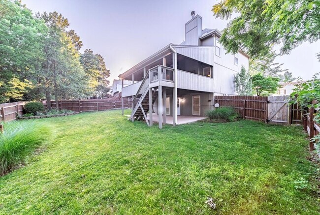 Patio trasero con terraza cubierta, ideal para relajarse. - 9505 NW 86th Ter