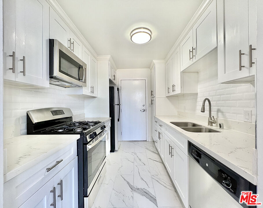 Foto principal - 468 S Roxbury Dr