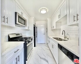 Building Photo - 468 S Roxbury Dr