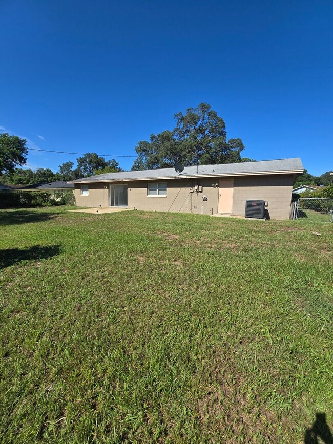 Foto del edificio - 2217 Villano Ave