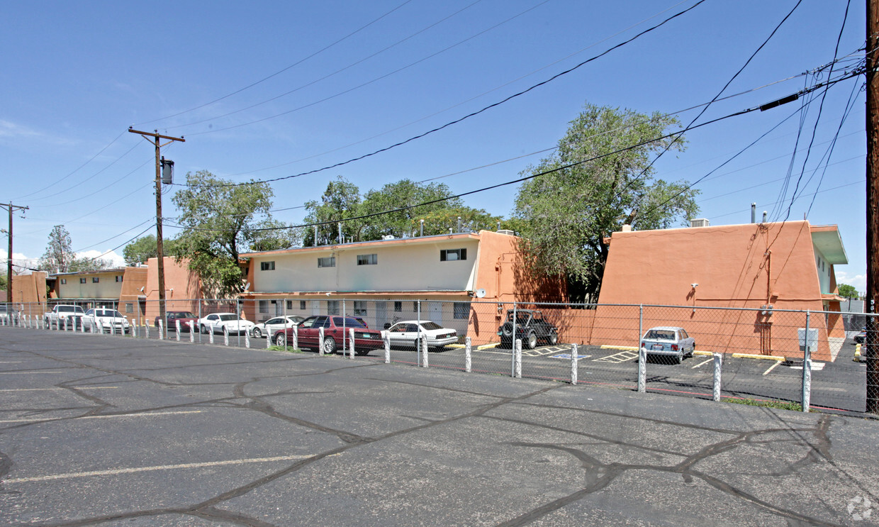 Building Photo - Luxor Apartments