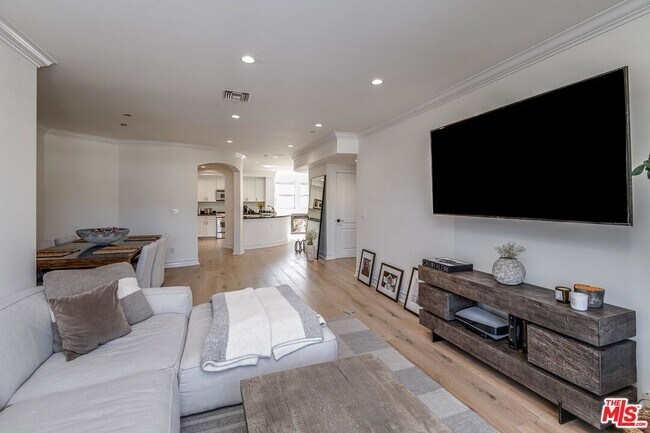 Building Photo - 122 N Clark Dr