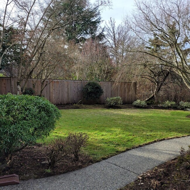 Building Photo - 3 Bedroom Rambler in Bellevue