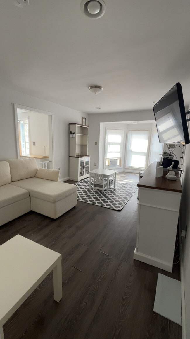 Building Photo - 10 Ells St