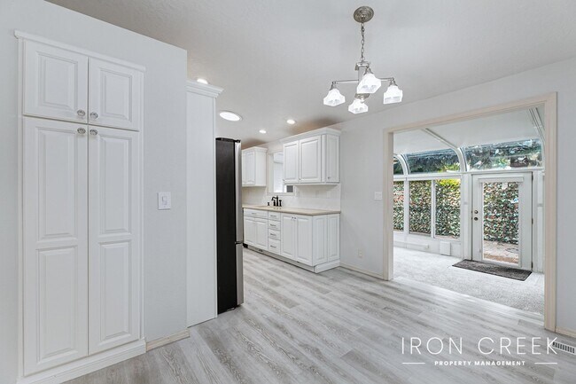 Building Photo - 55+ COMMUNITY –  2 Bed, 2 Bath + Office & ...