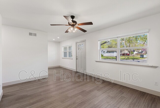 Foto del edificio - 19336 E 3rd St