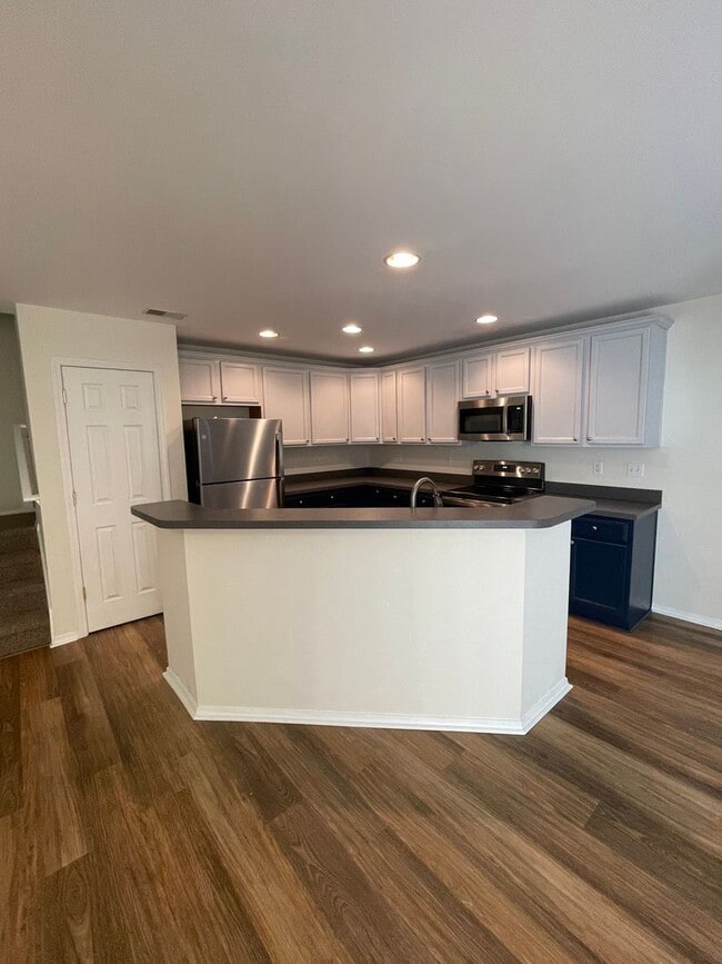 Building Photo - 37 Sunbriar Ln