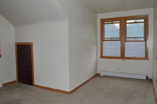 Building Photo - Stunning West Allis 2br upper un