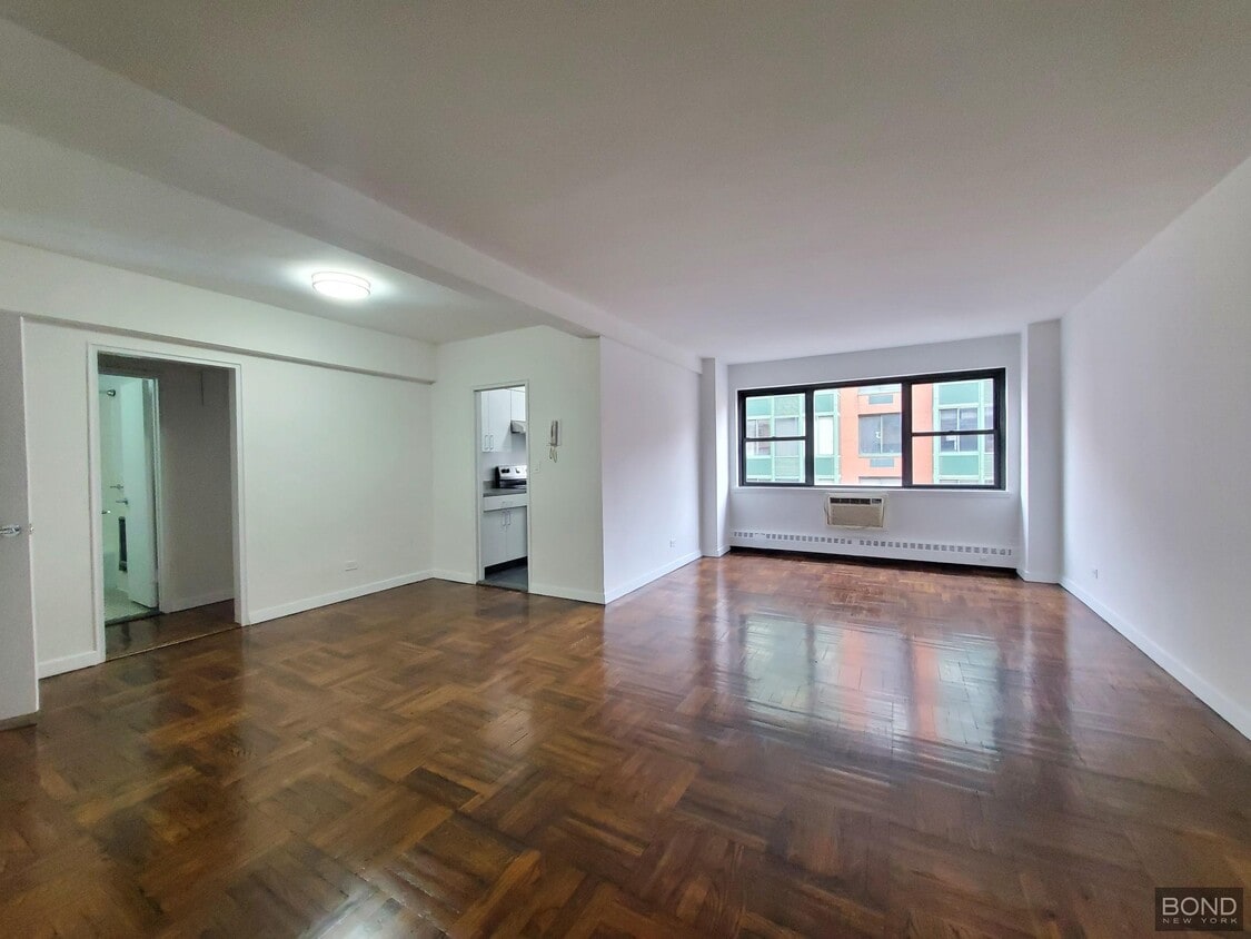 Foto principal - 219 E 69th St