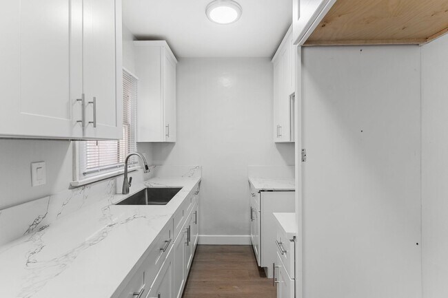 Building Photo - 1109-1125 Loma Ave