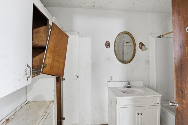 Building Photo - 2310 Jerome St