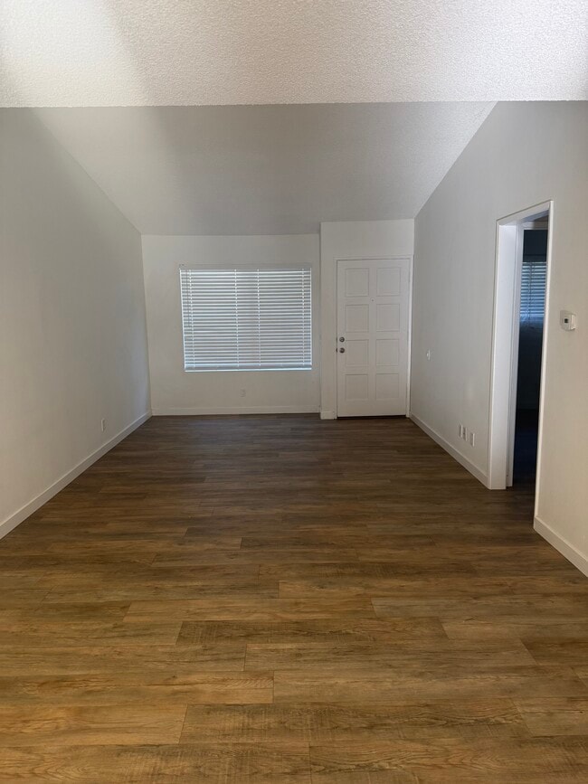 Building Photo - 10417 Hayford St