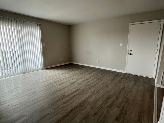 Building Photo - East Ridge Apartments - Remodeled 2 bedroom unit w/ Balcony