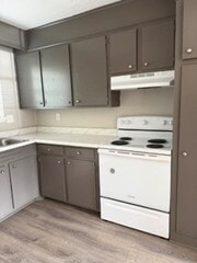 KITCHEN - Oak Manor Apartments