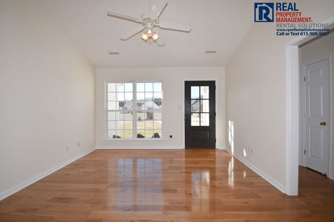 Foto del edificio - Adorable 2 bedroom 1-level duplex townhome in Smyrna close to Nissan, washer/dryer included!