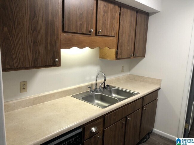 Building Photo - 2900 Highland Ave