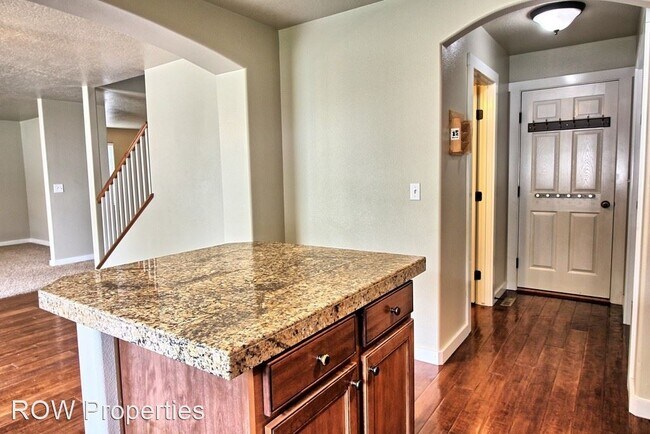 Building Photo - 4 br, 2.5 bath House - 2956 N Sharon Ave