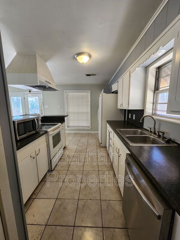 Building Photo - 2427 Dogwood St