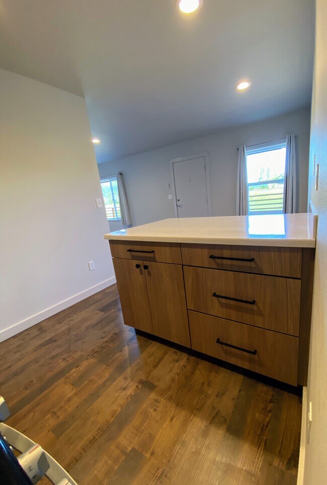 Amplio espacio de almacenamiento en cajones y armarios con elegantes acabados en madera clara. - 575 Greenwood Ave