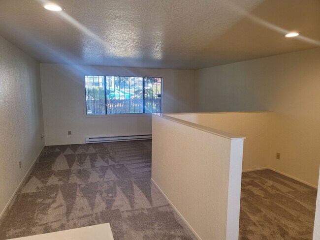 Building Photo - Tukwila area - Studio apartment in Gated c...