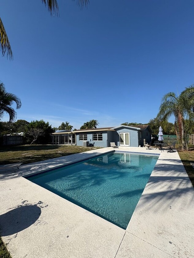 Foto principal - 3/2 Pool & Patio home in Stuart! Pool / Lawn care included!