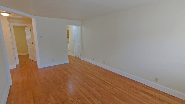 Building Photo - 2 bedroom 1 bath single level duplex