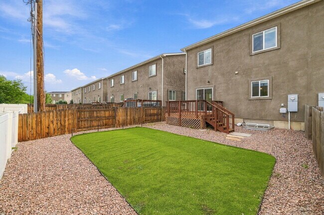 Foto del edificio - $2,445.95 - 4 Bed, 2.5 Bath Townhome with Attached Garage and Central AC!