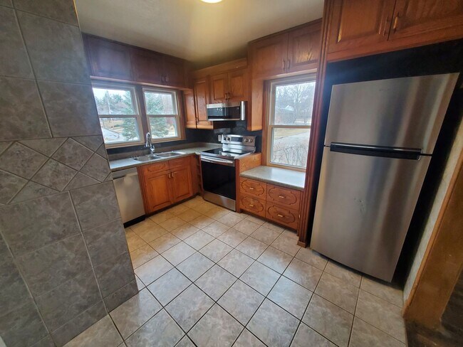 Building Photo - 2 Bedroom, 1 Bathroom home with detached g...