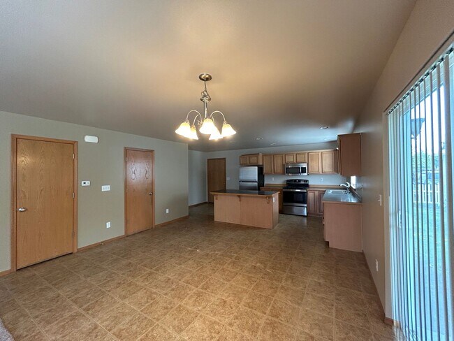 Building Photo - 2200 Greenview Circle #29