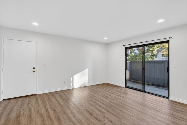 Building Photo - Updated Quaint Condo Close to San Juan Creek Trail and Doheny State Beach!