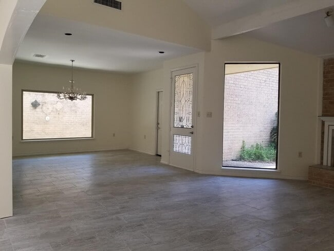 Foto del edificio - 12139 Gladewick Dr