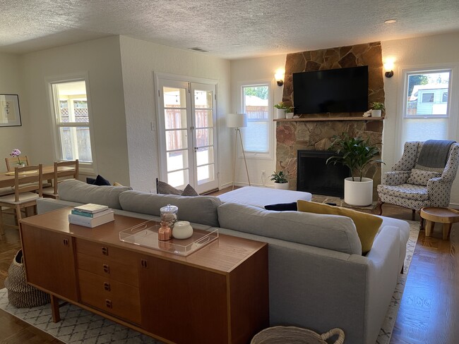 Living room - 2034 Augustan Ave