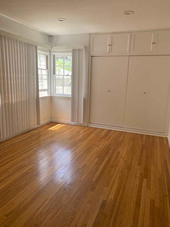 Foto del edificio - 10360 Ashton Ave
