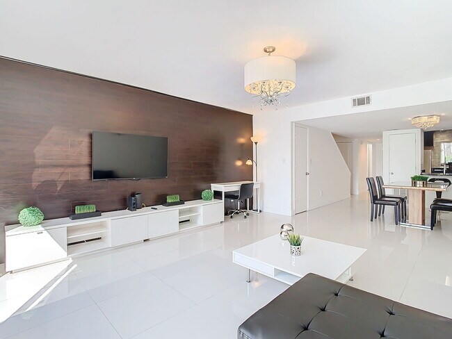 Foto del edificio - Vineland Road, Orlando, FL 32811 - 2 BR 2.5 BA townhouse