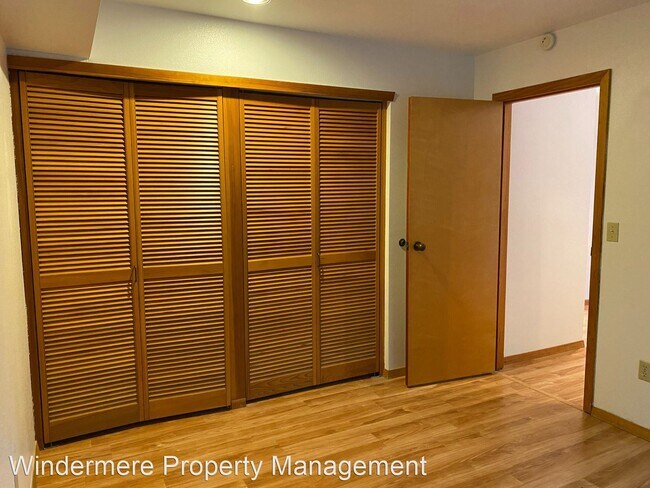 Building Photo - 400 Harborview Dr SE