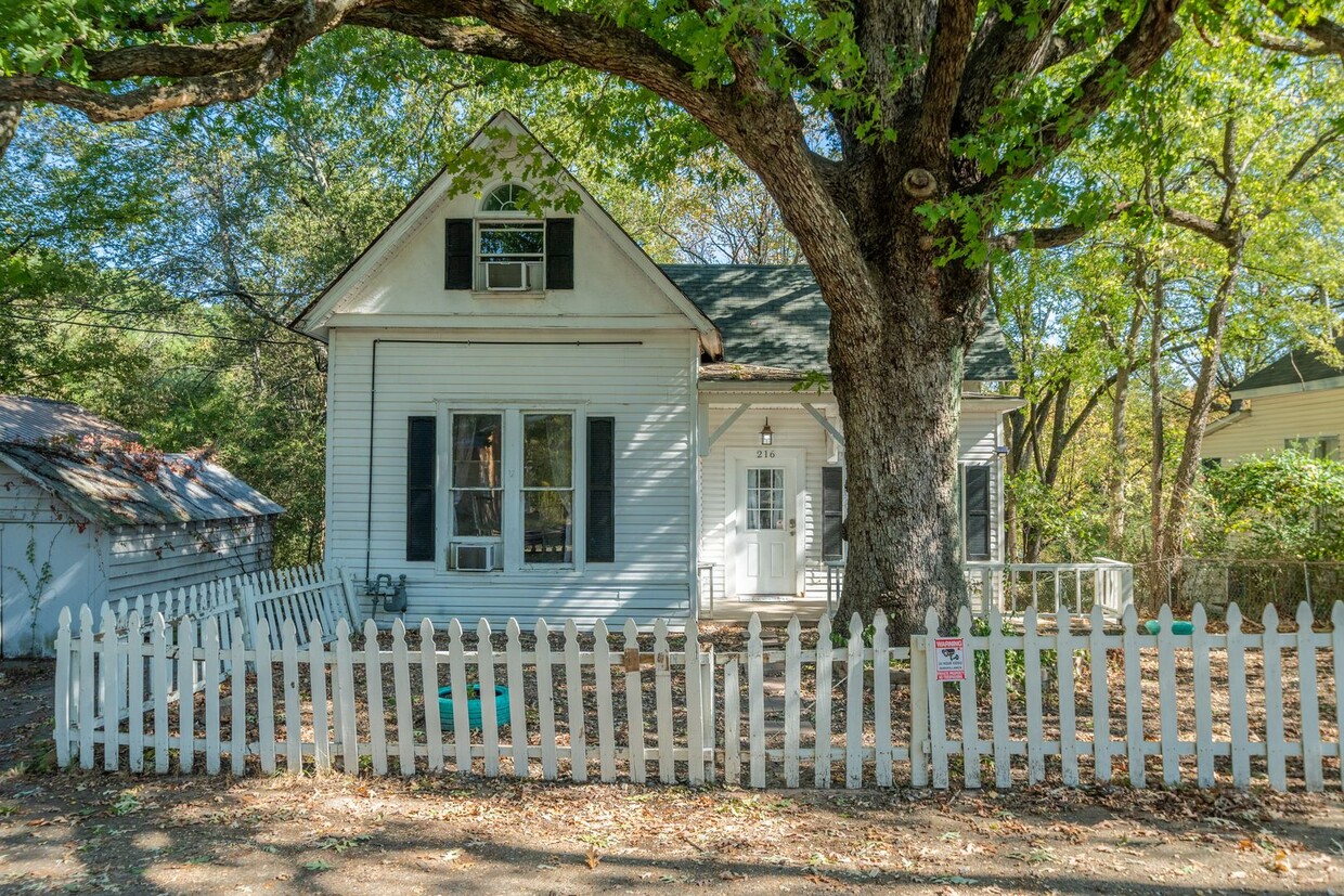 Primary Photo - 216 Elizabeth Terrace