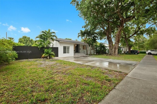 Building Photo - 441 De Soto Dr