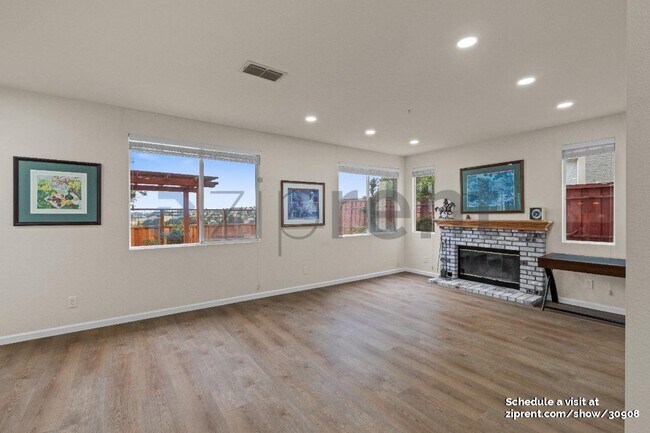 Building Photo - 1001 Sandhurst Dr
