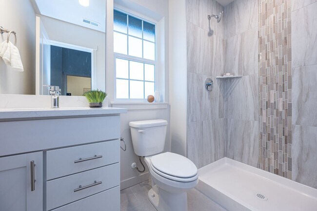 Foto del edificio - Move in Special! Carefree living in vibrant downtown Puyallup!
