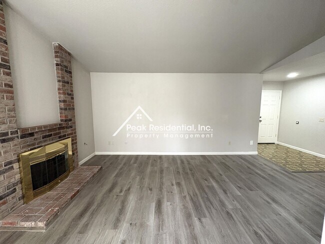 Foto del edificio - Very Nice 3 bd/2ba Elk Grove Home with 2 C...